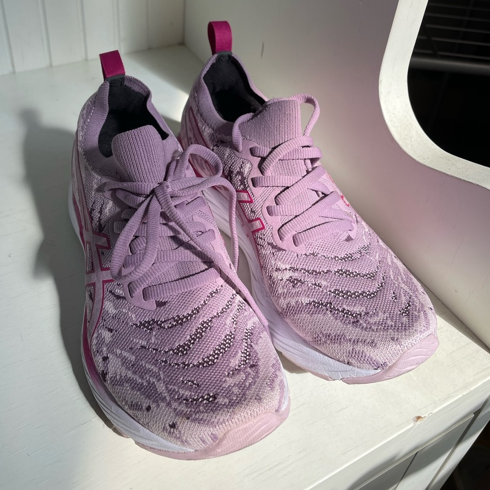 ASICS women’s size 6.5 fits like a size 6 pink running shoes